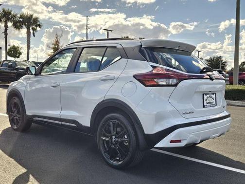 2022 Nissan Kicks SR