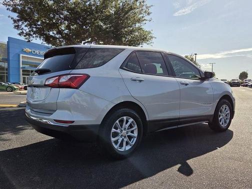 Silver Ice Metallic 2018 Chevrolet Equinox LS