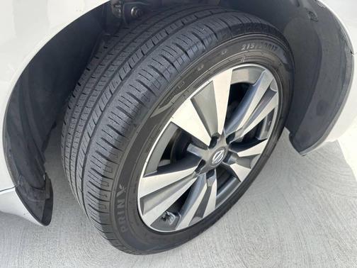 Silver 2017 Nissan Leaf SV 4dr Hatchback