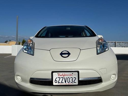 Pearl White 2013 Nissan Leaf SV