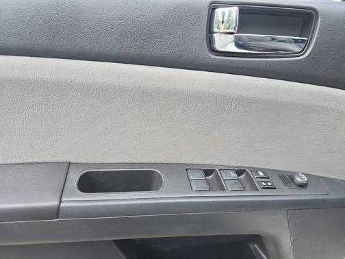 White 2011 Nissan Sentra 2.0 SR