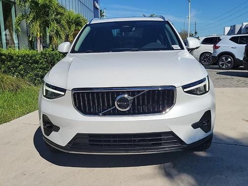 2023 Volvo XC40 B5 Plus Bright Theme