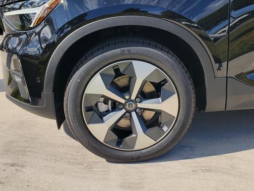 2025 Volvo XC40 B5 Plus Bright Theme