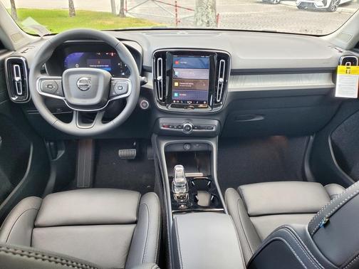 2025 Volvo XC40 B5 Plus Bright Theme