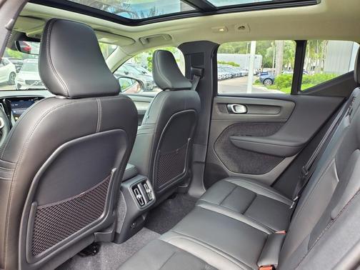 2025 Volvo XC40 B5 Plus Bright Theme