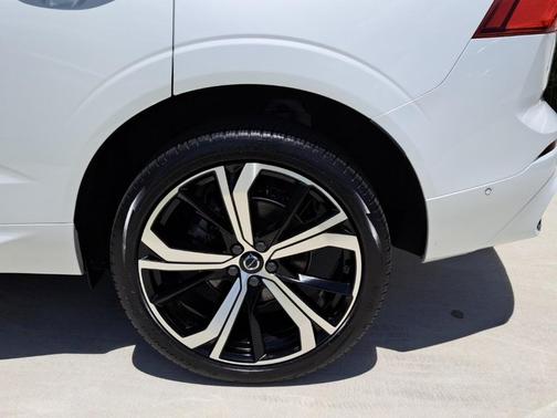 2023 Volvo XC60 B5 Ultimate Dark Theme