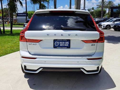 2023 Volvo XC60 B5 Ultimate Dark Theme