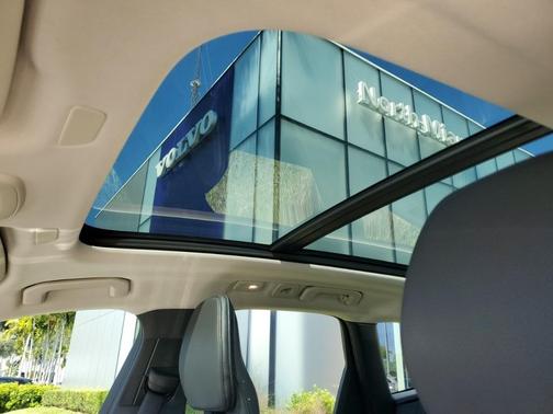 2022 Volvo XC60 B5 Momentum