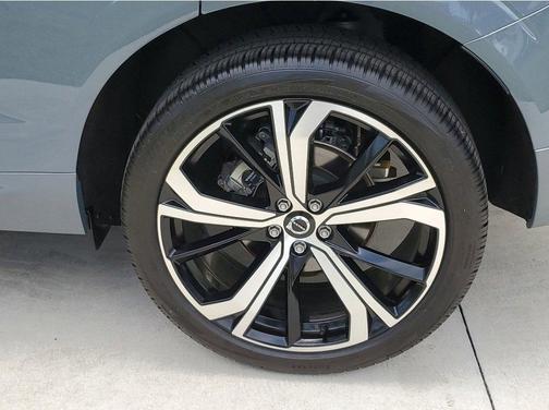 2023 Volvo XC60 B5 Ultimate Dark Theme