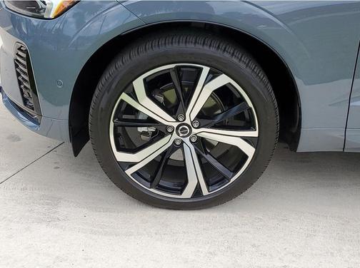 2023 Volvo XC60 B5 Ultimate Dark Theme