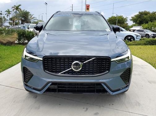 2023 Volvo XC60 B5 Ultimate Dark Theme