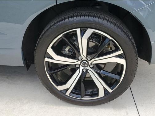 2023 Volvo XC60 B5 Ultimate Dark Theme