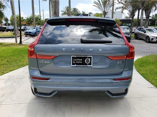 2023 Volvo XC60 B5 Ultimate Dark Theme