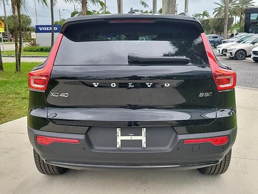 2026 Volvo XC40 B5 Core