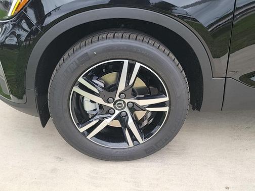 2026 Volvo XC40 B5 Core