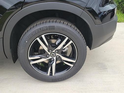 2026 Volvo XC40 B5 Core