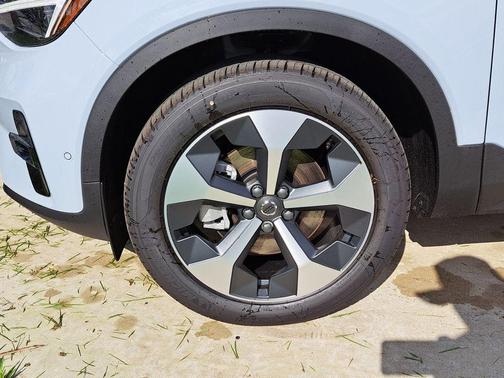 Cloud 9 White 2026 Volvo XC40 B5 Plus