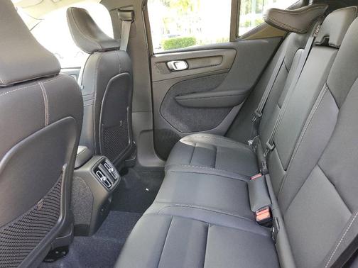 2025 Volvo XC40 B5 Core Bright Theme