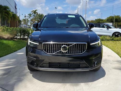 2025 Volvo XC40 B5 Core Bright Theme