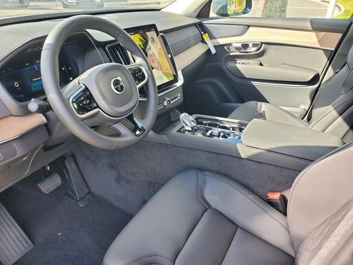 2025 Volvo XC90 B5 Plus 7-Seater