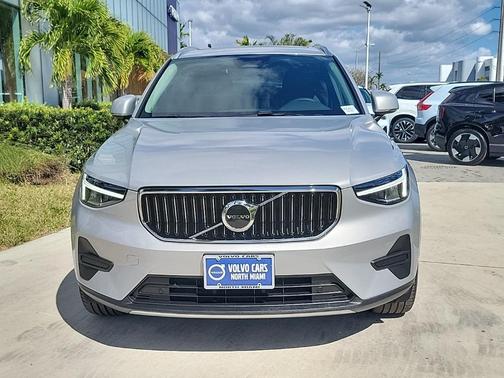 2025 Volvo XC40 B5 Core Bright Theme