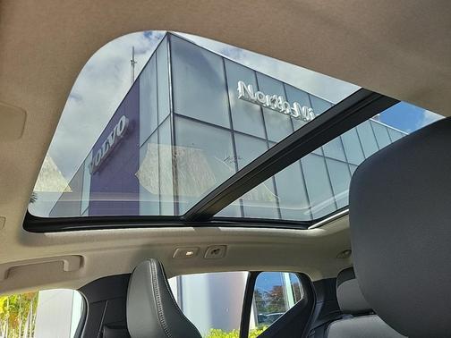 2025 Volvo XC40 B5 Core Bright Theme