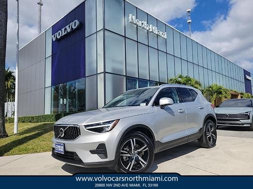 2025 Volvo XC40 B5 Core Bright Theme