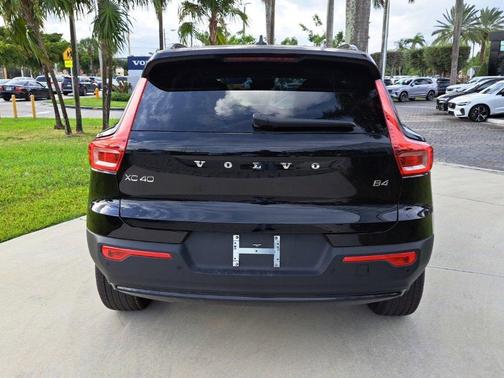2026 Volvo XC40 B4 Plus