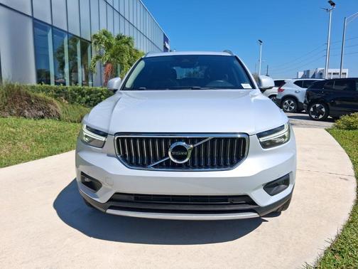 Crystal White Metallic 2020 Volvo XC40 T5 Inscription