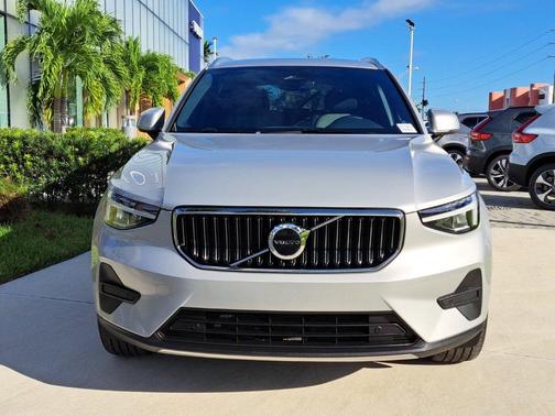 2025 Volvo XC40 B5 Core Bright Theme