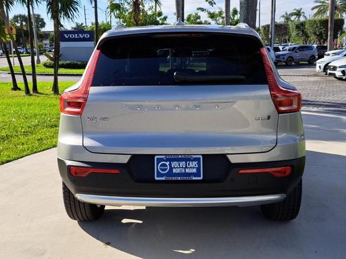 2025 Volvo XC40 B5 Core Bright Theme