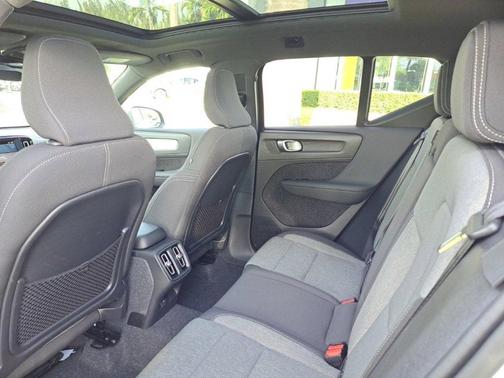 2025 Volvo XC40 B5 Core Bright Theme