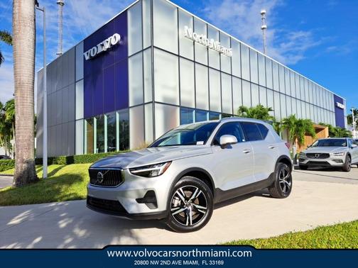 2025 Volvo XC40 B5 Core Bright Theme
