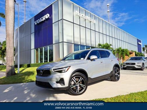 2025 Volvo XC40 B5 Core Bright Theme