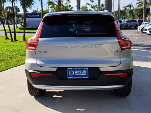 2025 Volvo XC40 B5 Core Bright Theme