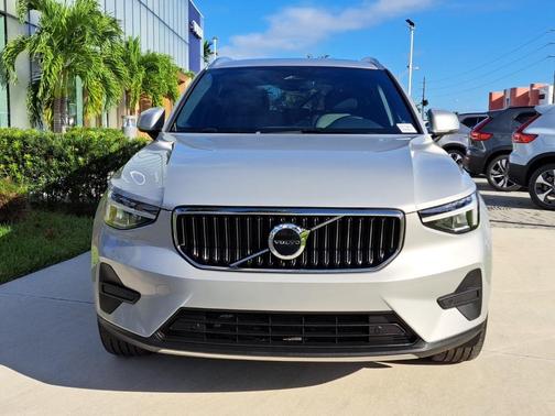 2025 Volvo XC40 B5 Core Bright Theme