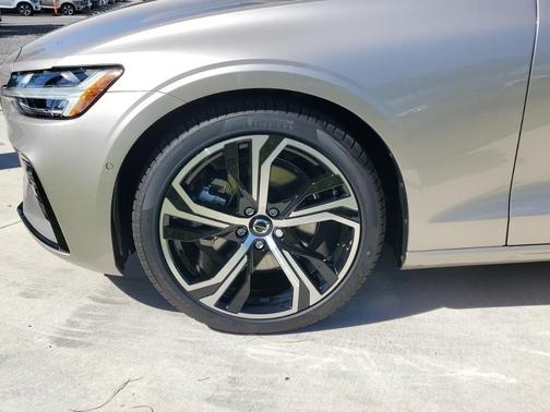 2025 Volvo S60 B5 Plus