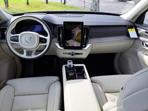 2026 Volvo XC90 B6 Ultra Dark Theme 7-Seater