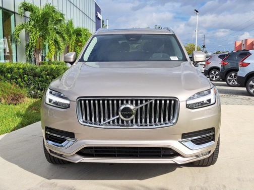 2023 Volvo XC90 B5 Plus