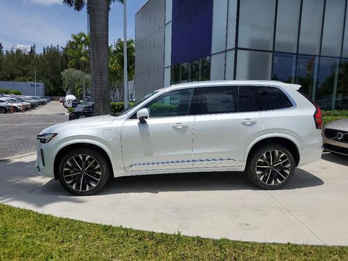 2025 Volvo XC90 Plug-In Hybrid T8 Plus 7-Seater