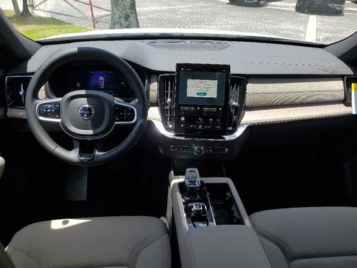 2025 Volvo XC90 Plug-In Hybrid T8 Plus 7-Seater