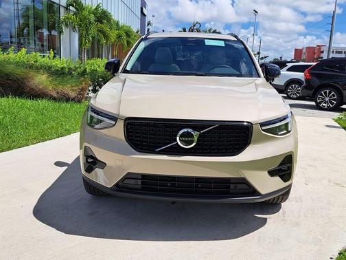 Sand Dune Metallic 2026 Volvo XC40 B4 Plus