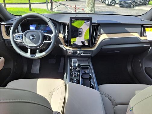 2026 Volvo XC60 PLUS