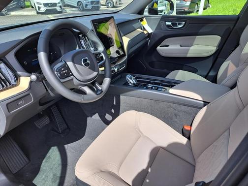2026 Volvo XC60 PLUS