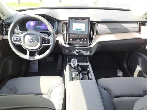 2025 Volvo XC90 B6 Core
