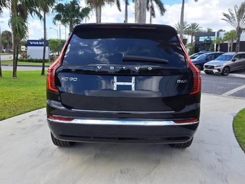 2025 Volvo XC90 B6 Plus 6-Seater