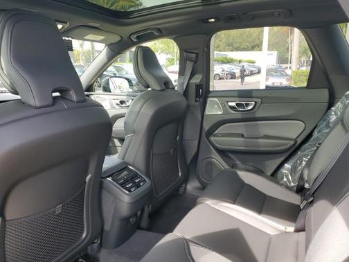 2025 Volvo XC60 B5 Ultra
