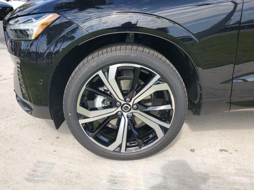 2025 Volvo XC60 B5 Ultra