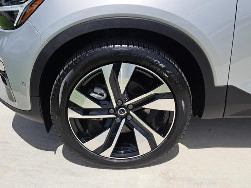 2024 Volvo XC40 B5 Ultimate Dark Theme