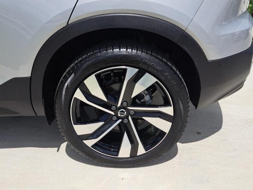 2024 Volvo XC40 B5 Ultimate Dark Theme